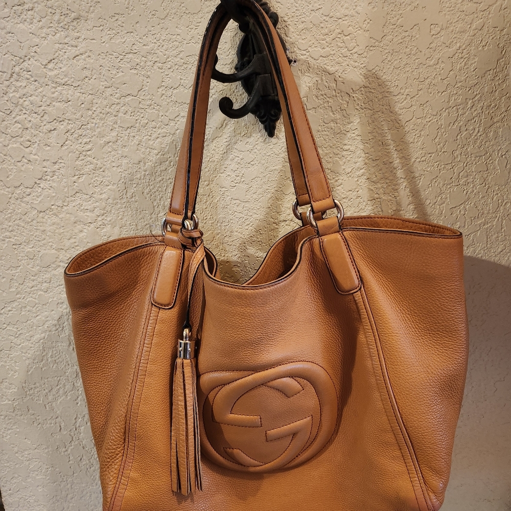 Gucci cellerius pebble calfskin, curcuma color, 10x13. Few inkstains in lining